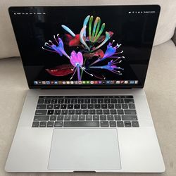 2017 MacBook Pro 15 inch i7/16GB/512GB New Battery