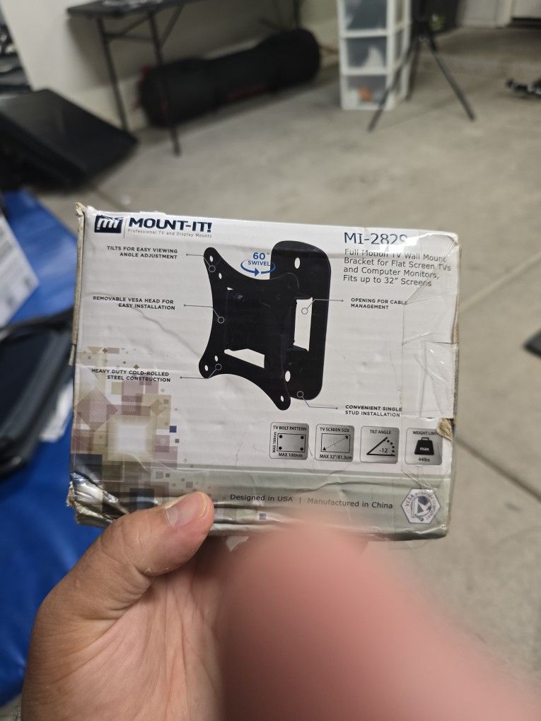 MOUNT-IT TV/MONITOR WALL MOUNT. GREAT CONDITION! .
