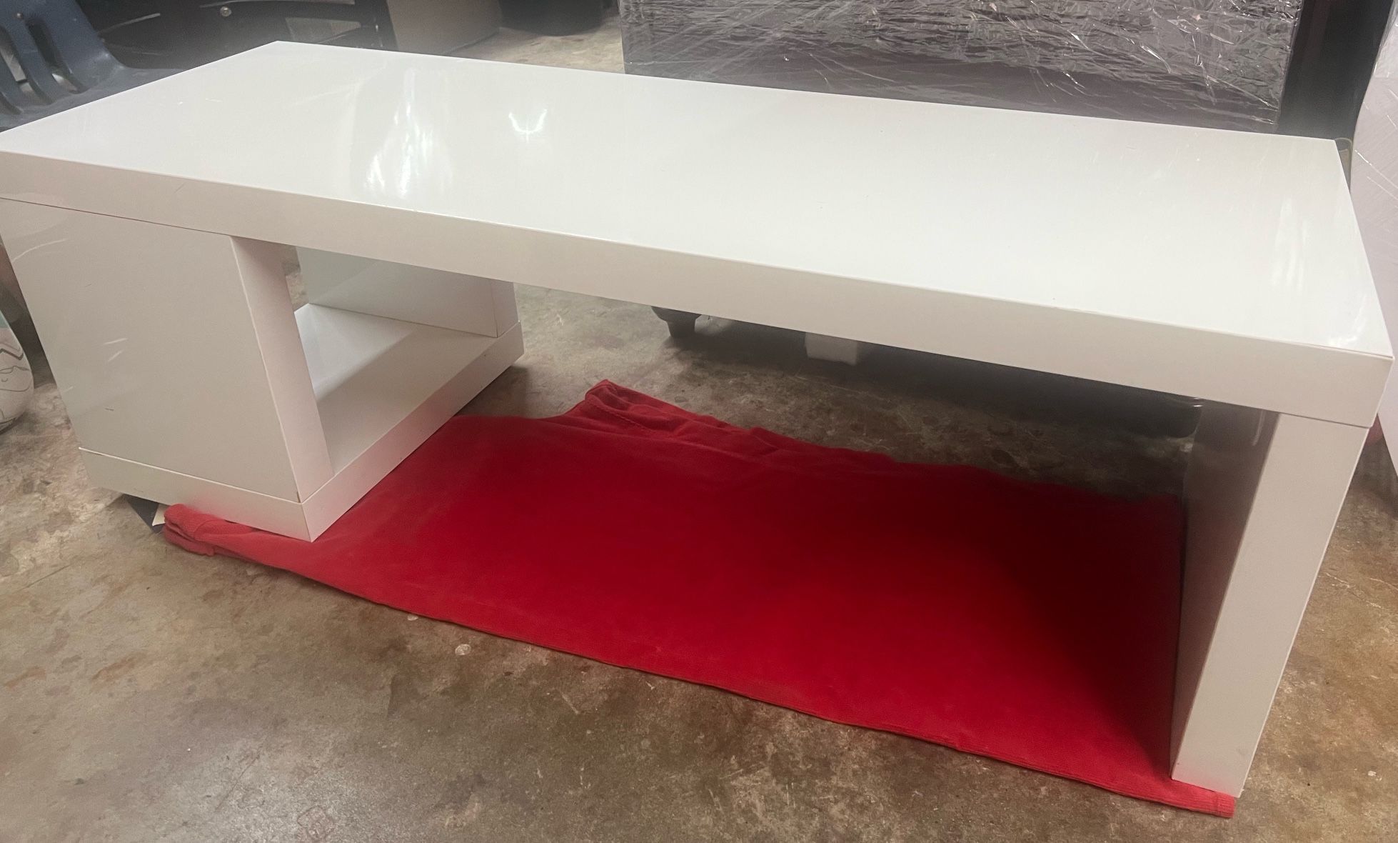 Modern Tv Stand 47 Wide 16 High 16.5 Deep/ Estante 47 de Ancho 16 Alto 16.5 Profundidad