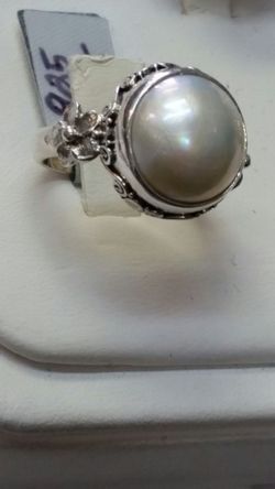 Size 7.5 //.925 sterling. Ring.