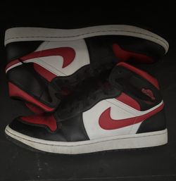 Air Jordan 1 Mid 'Bred Toe'