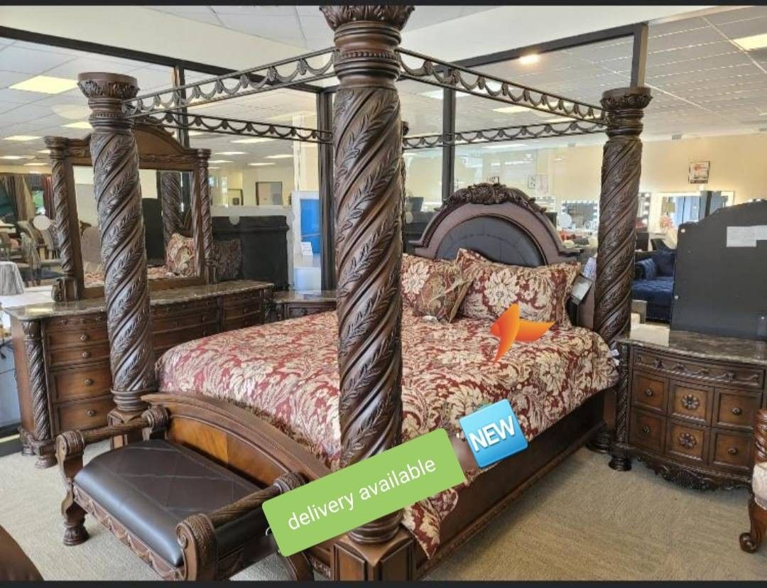 North Shore Canopy Bed Set