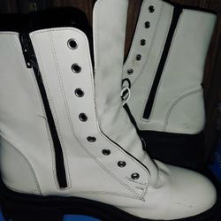 White Zip Up Boots (No Laces) size 8