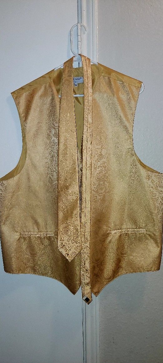 
Men Vintage Gold Paisley Vest/ Tie, sz 3XL, $13, GLENN HEIGHTS TX PPU OR SHIPPING AVAILABLE 