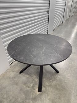 Round Dinner Table