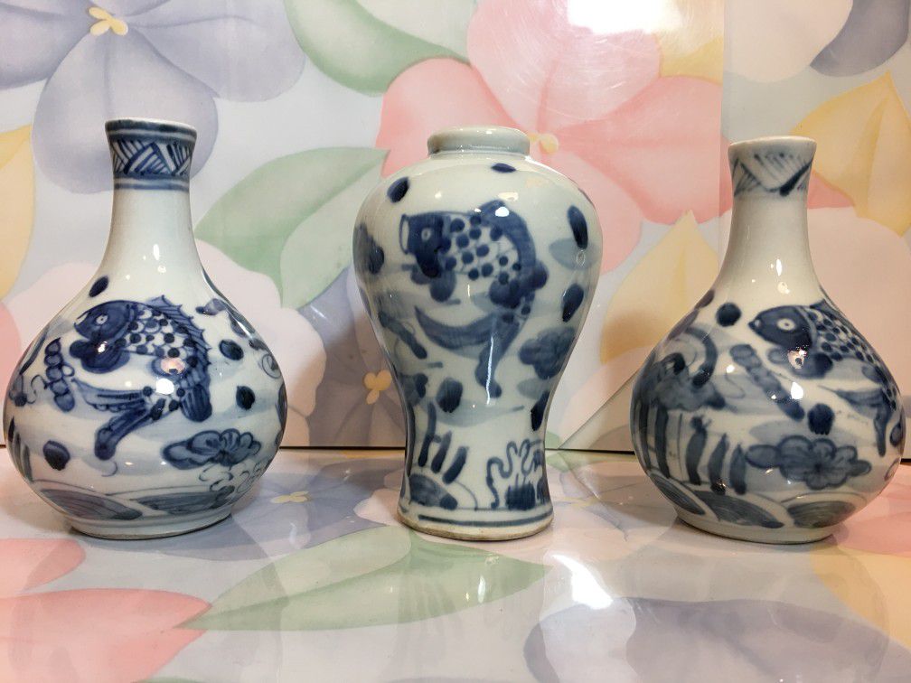 3 Chinese blue and white bottle vases