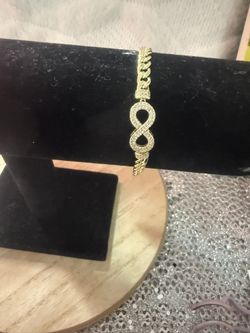 Gold plated with four layers of 14k gold, suitable for daily use, can get wet, very good quality, does not harm the skin, 