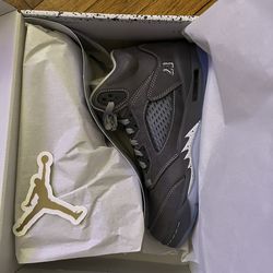 Wolf grey 5s size 6y