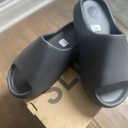 Yeezy Slide Onyx Size 9 – Brand New – Authentic