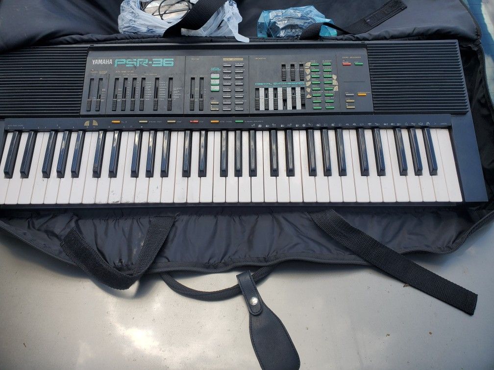 Keyboard/ Yamaha PSR-36/preowned /with case
