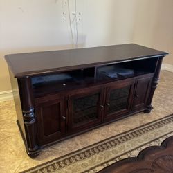Beautiful traditional-style media console