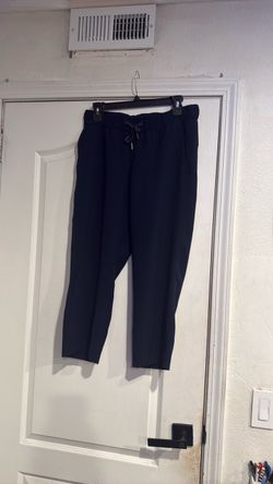 Women’s Lululemon navy capris size 8