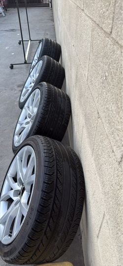 Set of 4 Silver Alloy Wheels with Tires
