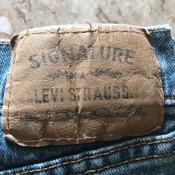 LEVI STRAUSS 40” x 32”  SIGNATURE  EXCELLENT CONDITION  LOCATION: HORIZON AND GREENWAY 89002 ONLY $20.00 