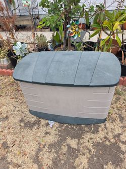 Rubbermaid Medium Resin Outdoor Storage Deck Box (73 Gal),