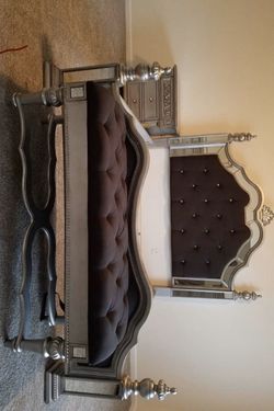 New Kealynn Silver Poster Bedroom Set