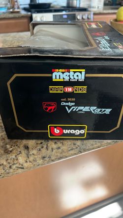 Bburago 1/18 Dodge Viper GTS Coupe Die-Cast