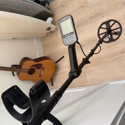 Minelab Equinox 900 Metal Detector 