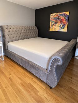 King Size Luxury Tufted Velvet Bed Frame – Excellent Condition