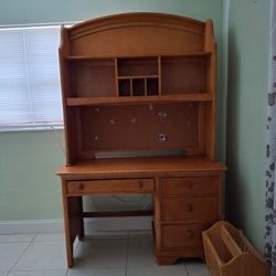Children Desk --Free *******Great Condition 