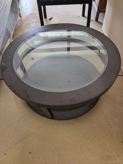 Round coffee table with wheels