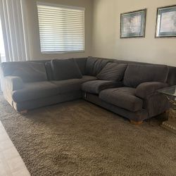Sectional sofa with 6 cushions 