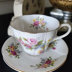 Royal Albert Vintage Tea Cup Set In Perfect Condition, PICK UP IN EAST ORLANDO 