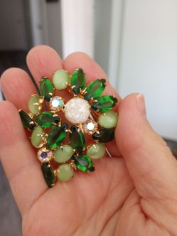 Juliana  or Kramer confetti lucite green gripoix  glass aurora rhinestone brooch