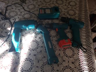 Makita Three drill an 1 lamp set