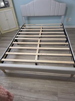 QUEEN SIZE BED  BRAND NEW