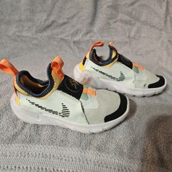 KIDS LIGHTWEIGHT NIKE SNEAKERS 