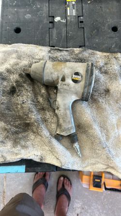Half inch pneumatic impact wrench