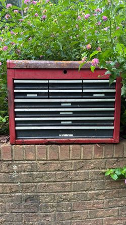 Metal tool box