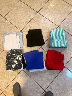 16. Pantalones, talla small $12 por todos