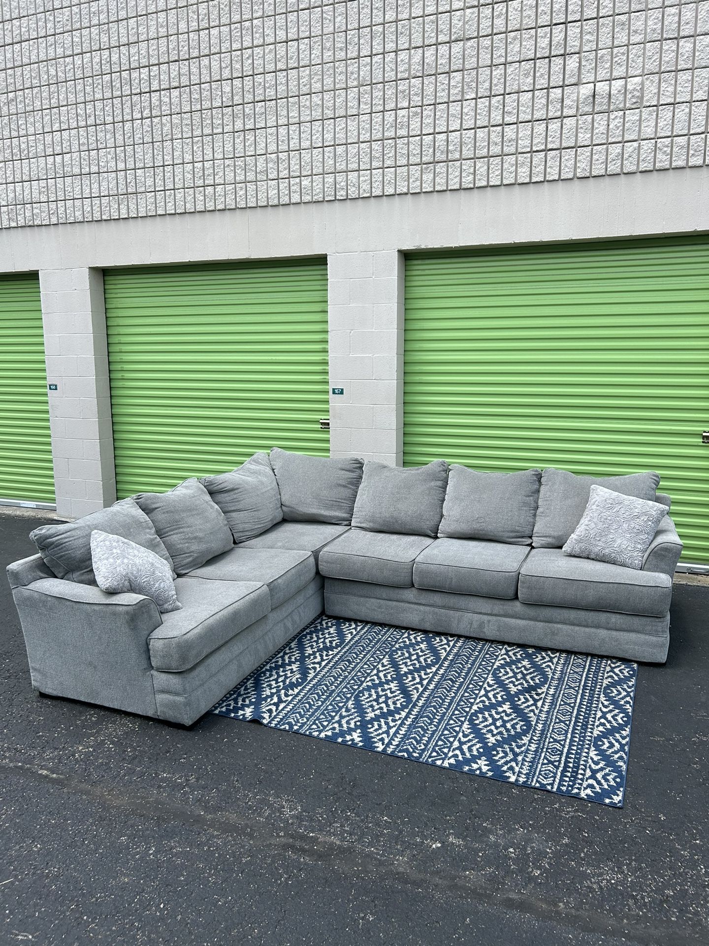 Gray Sectional 🛻Delivery available 🛻