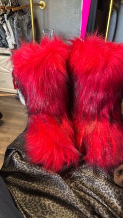 Black and red fur boots Size: 39 EU Women