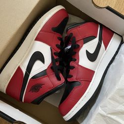 Jordan 1 Mid Chicago Black Toe Size 6.5y