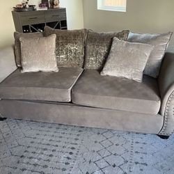 Leveseat couch set