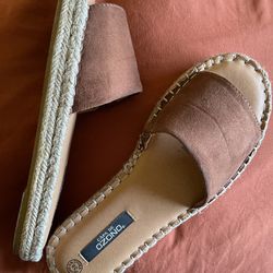 Woman’s Sandals Sz 8