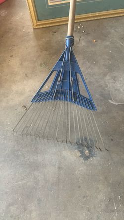 Blue Leaf Rake with Wood Handle