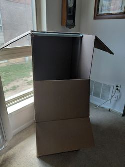 (1) Large wardrobe box $20 only 1 left