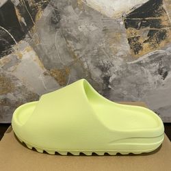 YEEZY SLIDE “GREEN GLOW”