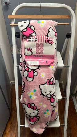 Pink hello kitty blanket with daisies