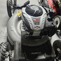 MURRAY GAS LANW MOWER LIKE NEW NO BAG 