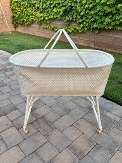 VINTAGE WICKER ROLLING / FOLDING BABY BASSINET