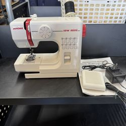 Janome Sew Mini Model 525 Lightweight Electric Sewing Machine Very Good Condition
