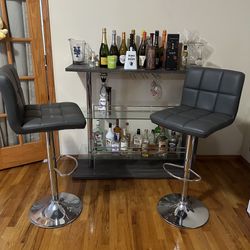 Modern Bar W/ Stools In Great Condition 