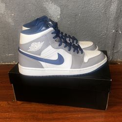 AIR JORDAN 1 MID (Size 9)