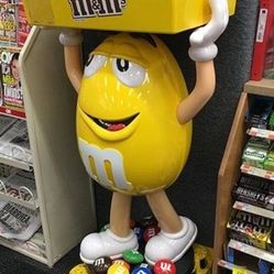 M&M Store Display Character - Yellow NEW