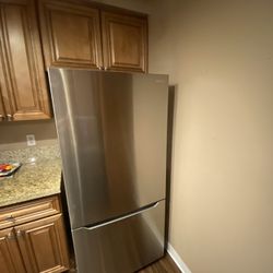 Insignia 18.6 Cu Ft Stainless Steel Bottom Freezer Refrigerator MUST PICK UP